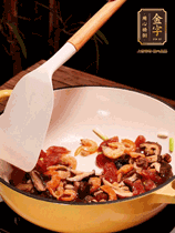 蔥白、干香菇、蝦米、香腸片略微翻炒才出香味，然后倒入料汁（生抽3勺、蠔油2勺、胡椒粉少許）、大米拌勻