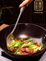 油熱下香腸炒至兩面微焦，下姜蒜、干辣椒、小米椒碎爆香