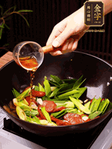 下蒜苗炒軟，沿鍋邊烹入一勺料酒，加醬油、蠔油、白糖調(diào)味炒勻