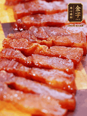 金字醬油肉煮熟，切片