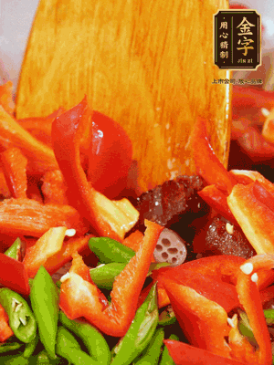 油熱后放入蒜末，下醬油肉煸香