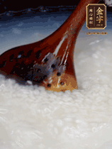 大米淘洗干凈，水開(kāi)放入大米，煮3分鐘，煮到用手可以掐斷大米，撈出瀝干備用