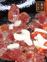 香腸煸香，加大蒜、小米辣增加香味