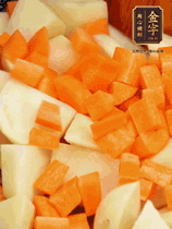 加土豆、胡蘿卜翻炒，隨后加入豆角、1勺鹽、1勺生抽、1勺蠔油、半勺老抽煸炒均勻