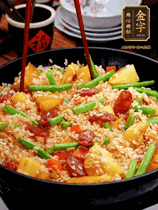 加水，沒(méi)過(guò)大部分食材。把瀝干水分的米飯均勻地鋪在上面，筷子戳幾個(gè)洞