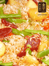 轉(zhuǎn)小火蓋上蓋子燜至水分收干，大概10分鐘