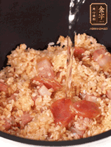 一起放入電飯鍋，加入剛好沒過食材的水。