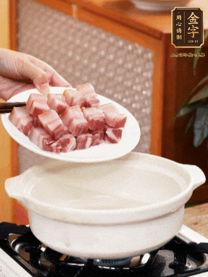 鍋內倒油，下咸肉微微煸炒，再放排骨炒一下