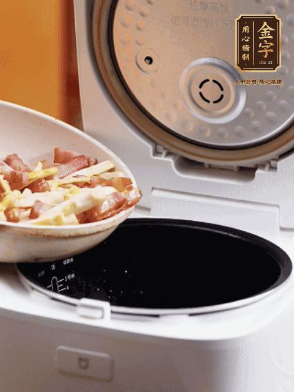 和洗凈的大米一起倒入電飯煲，攪拌均勻。水剛好沒過大米