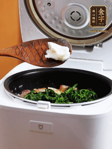 放入電飯鍋、加1勺豬油翻拌均勻