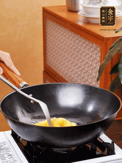 熱油，下雞蛋液煎好，盛出備用