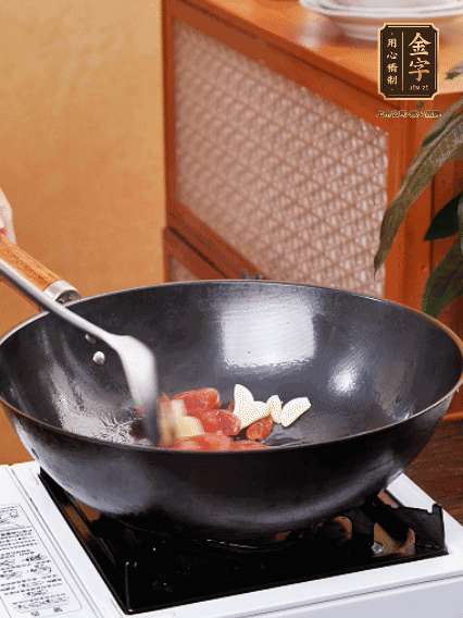 熱油，香腸微微煸出香味，加蒜片、小米辣