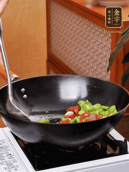 再放入蠶豆翻炒，加一點(diǎn)點(diǎn)醬油調(diào)味