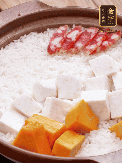 砂鍋涂油，放入泡好的大米。鋪上芋頭、南瓜，倒入開水剛好沒過，中火煮到水收干