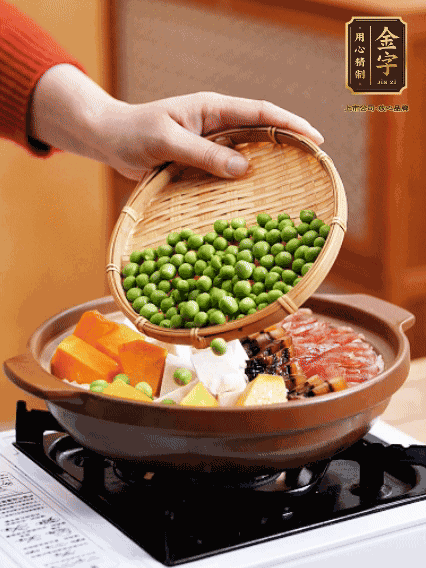 再鋪上臘腸、醬油肉、豌豆，小火煲6分鐘