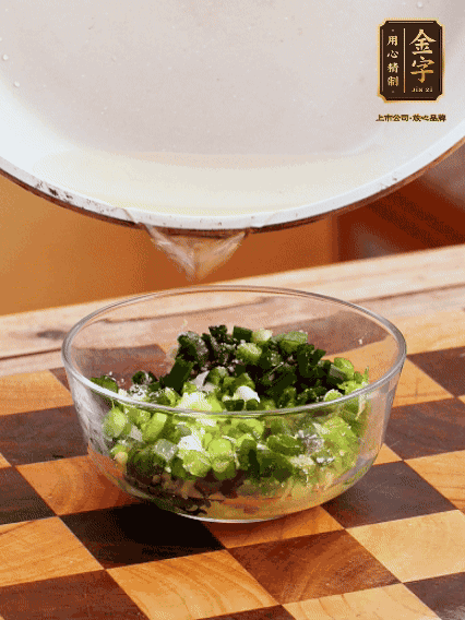 姜末、蔥末加鹽，潑熱油做成蔥姜醬