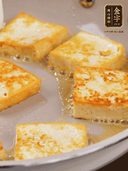 豆腐切片，兩面煎一下備用；春筍切段