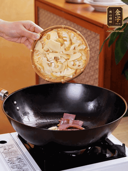 油熱，下蒜末、火腿煸炒出香味，再下筍片微微翻炒