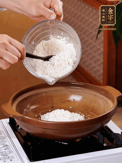 砂鍋中倒入煎羊肚菌的油，涂勻。加入提前浸泡過(guò)1小時(shí)的生米，再加入和生米齊平的水,,蓋蓋子，大火煮沸后轉(zhuǎn)小火煮至水分微干