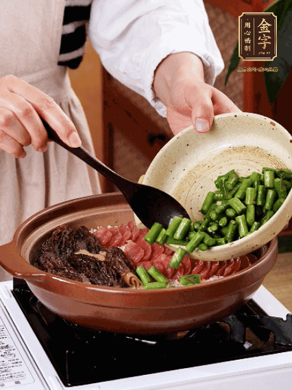 鋪上金字香腸、羊肚菌、蘆筍，蓋蓋子燜7分鐘