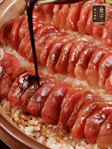 淋上醬汁攪拌均勻
調(diào)一個(gè)醬汁：生抽2匙、老抽半匙、蠔油半匙、白砂糖1/3匙、雞精1/3匙、香油5滴、水1匙