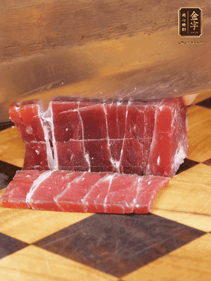 金字飄香火腿塊切片，溫水浸泡5分鐘