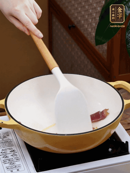 油熱，姜絲、火腿微微煸出香味