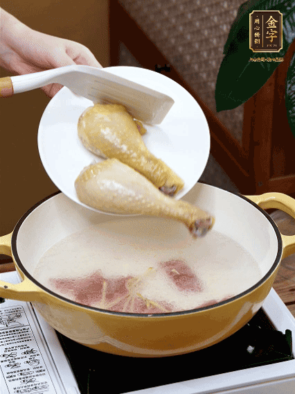 倒清水，放雞腿，大火煮開轉(zhuǎn)中小火煮20分鐘