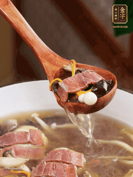 加羊肚菌、雞縱菌、蟲草花、海鮮菇、白玉菇再煮20分鐘