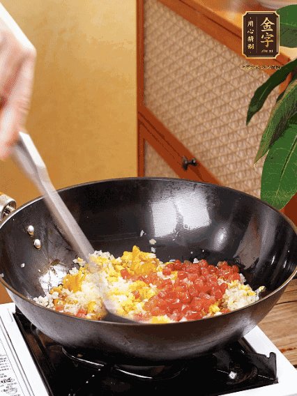 放隔夜飯攪散，加香腸，1勺生抽、半勺鹽調(diào)味。最后撒蔥花