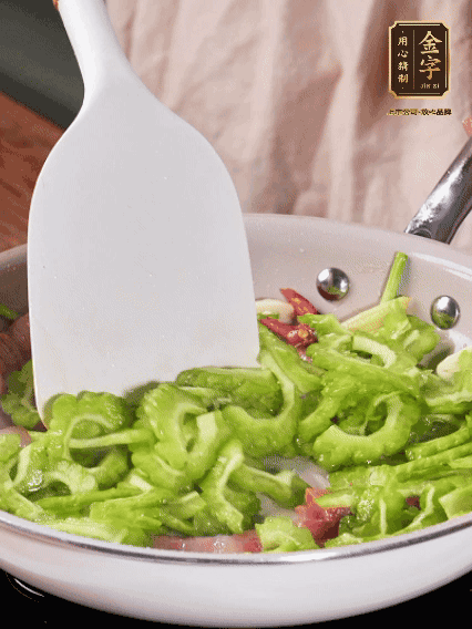 熱油，火腿、蔥姜、干辣椒煸香，再下苦瓜翻炒