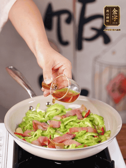 淋一圈料酒，少許糖調(diào)味