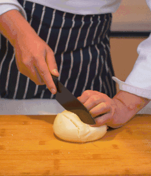 饅頭表面切出1cm左右的網格。