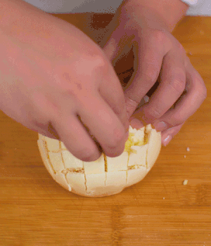 在縫隙里塞適量馬蘇里拉奶酪、再塞入淡火腿碎。