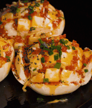 灑適量小蔥和黑芝麻，放入預熱的烤箱180度15分鐘。