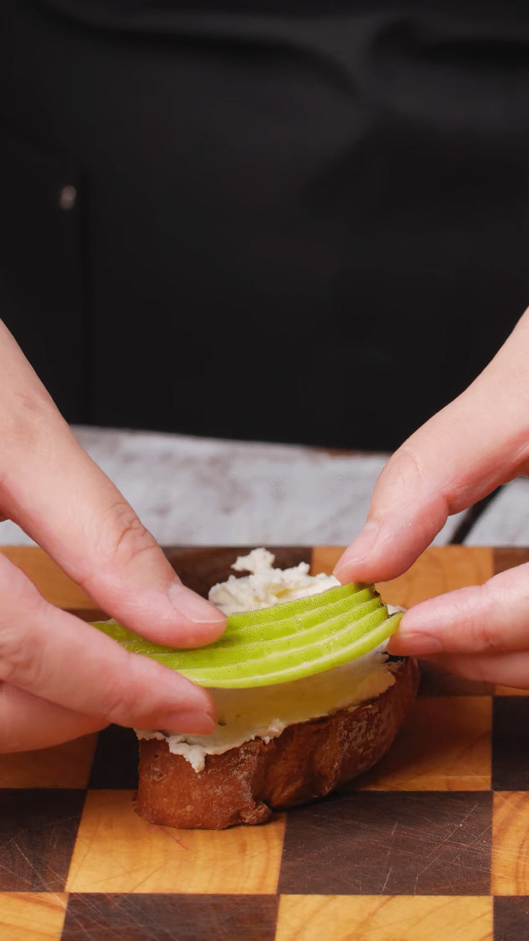 歐包抹上奶酪依次放上：蘋果、梨、藍(lán)莓
