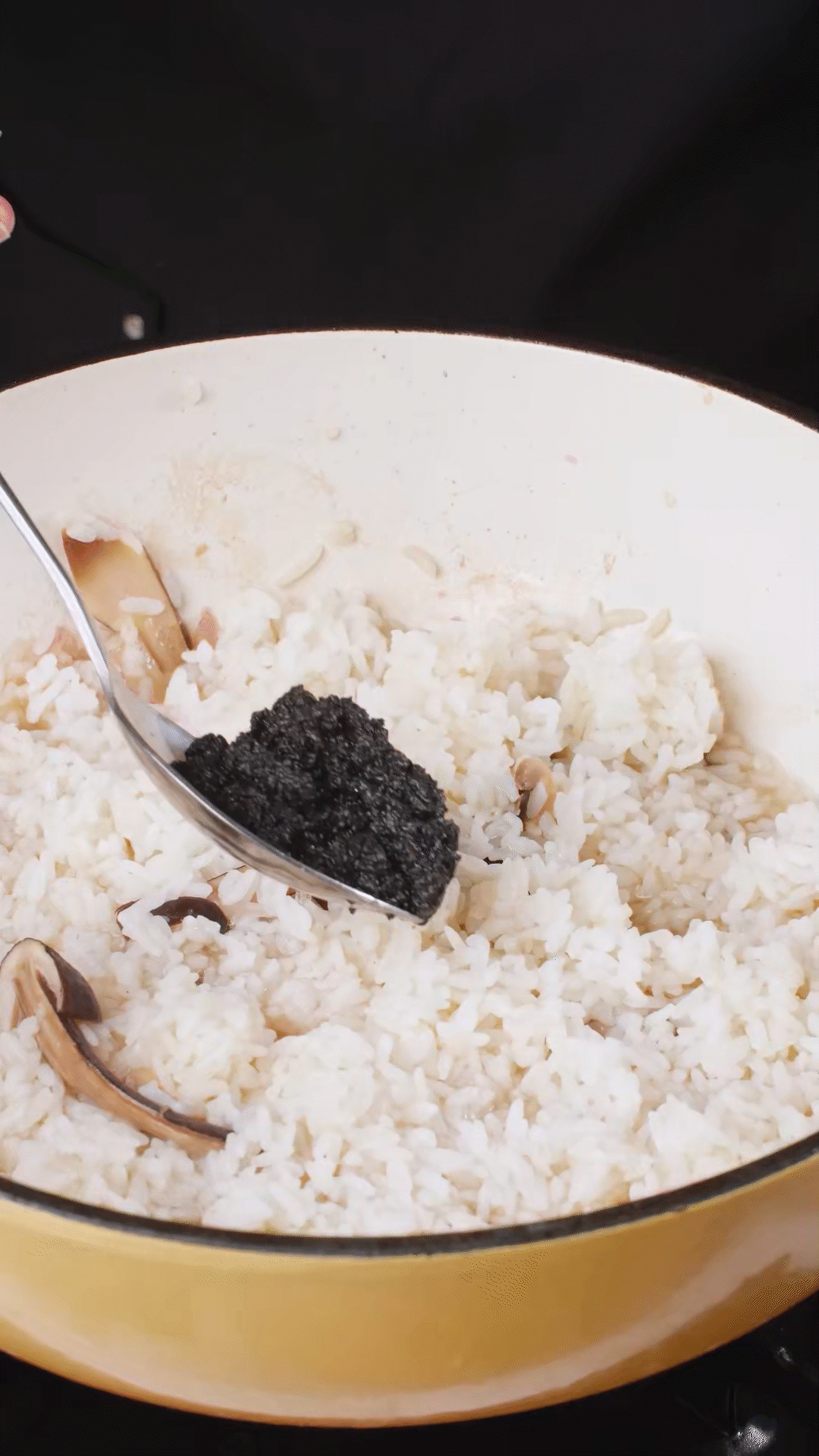 底油放入洋蔥爆香后加入黑皮雞樅菇、口蘑，用白葡萄酒增鮮
