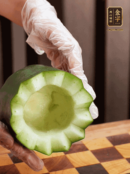 將小冬瓜洗凈，頂端切開去瓜瓤，改刀切口呈鋸齒狀