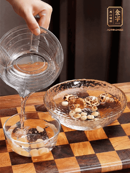 將雞肉、鮑魚、蝦仁焯水，冬菇、蓮子、干貝泡發(fā)