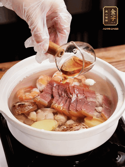 7種食材+帶皮冬瓜塊用砂鍋/電飯煲煮湯功能煮熟，少許鹽、花雕調(diào)味