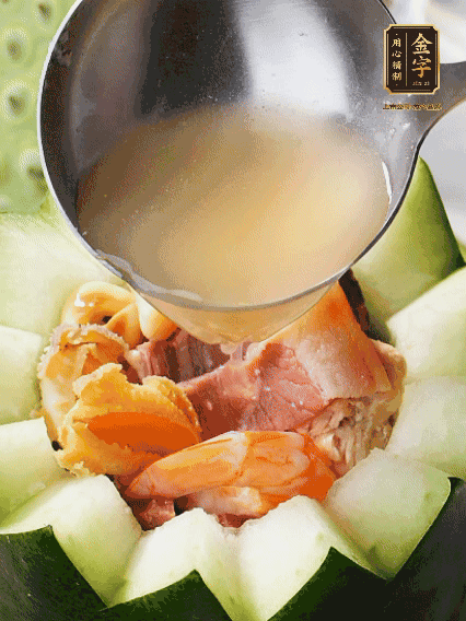 煮好后，盛入冬瓜盅。放入鍋中，可繼續(xù)燉煮，越燉越有味