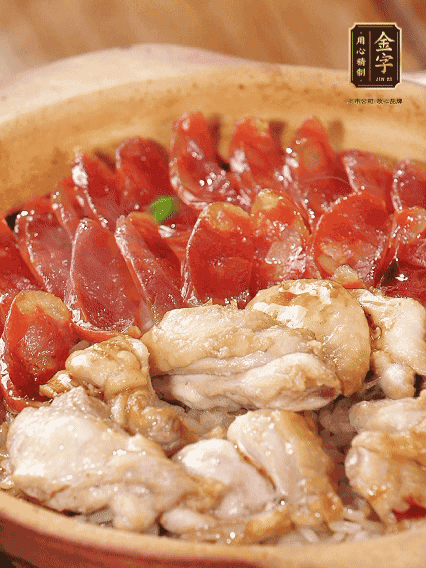 蓋蓋小火燜，沿鍋邊淋一圈油，轉(zhuǎn)動砂鍋燜4分鐘