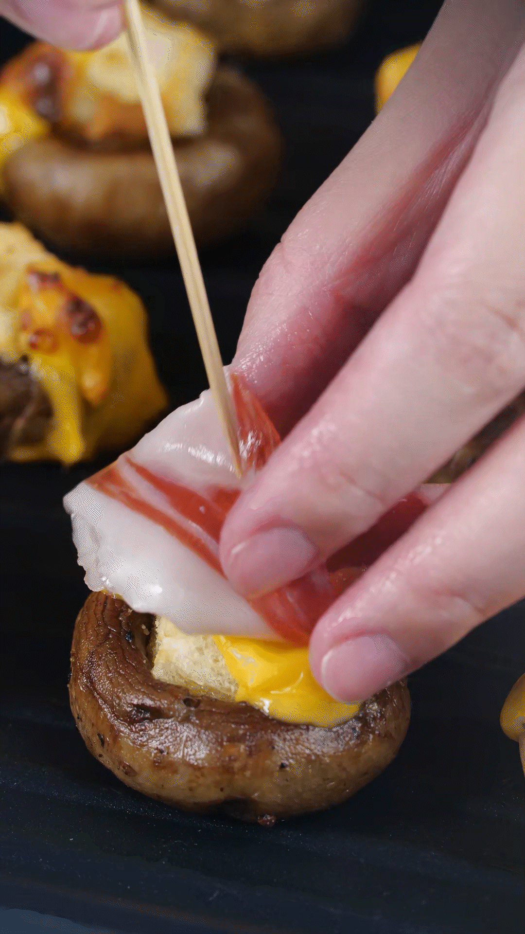 將火腿卷一卷，放在最頂部，插上竹簽