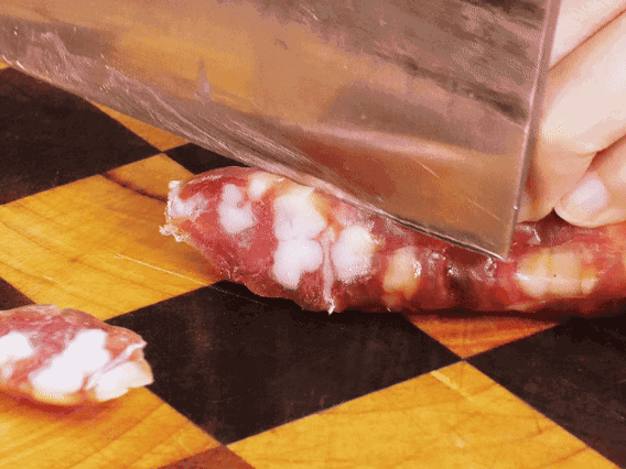 香腸少油煸出香味，下南瓜、板栗、香菇翻炒。2勺生抽、1勺老抽、1勺蠔油、1勺鹽、半勺糖調(diào)味