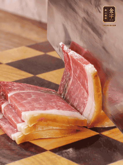 金字火腿切片，溫水浸泡5分鐘；肉皮泡發(fā)，切成小塊。