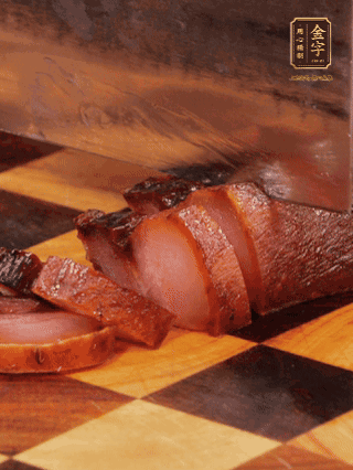 金字醬肉，煮熟切條；蓮藕去皮，切成條狀，焯水2分鐘