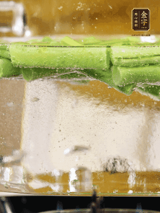 豆角切成段，加油焯水1分鐘