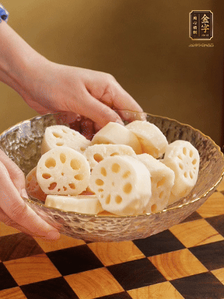 蓮藕洗凈削皮，切大塊，用鹽、糖腌制30分鐘。