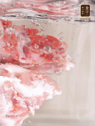 豬骨冷水下鍋，加蔥姜、料酒焯水4分鐘。