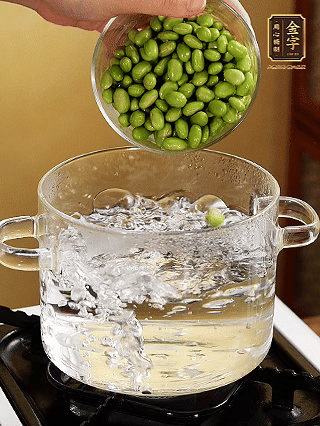 嫩毛豆汆燙1分鐘。